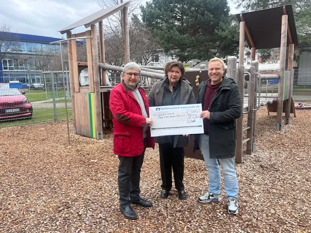 Scheckübergabe nach dem Kirchenkonzert der Oberbergener Winzerkapelle in Oberbergen zugunsten des Vereins „Taube Kinder lernen hören“ mit Prof. Dr. Roland Laszig, Kerstin Eyrich und Kapellleiter Aaron Geppert.