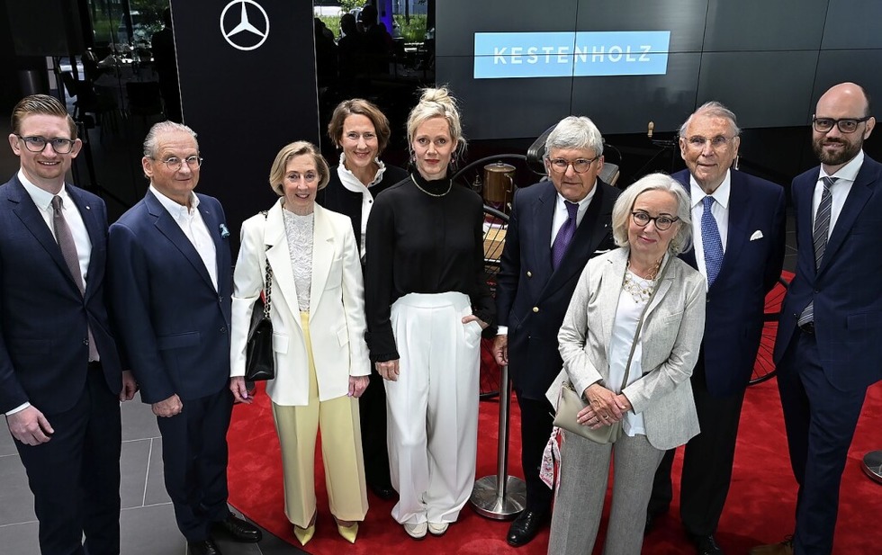 Bei der literarischen Soirée zugunsten des Vereins „Taube Kinder lernen hören“ in den Räumen von Mercedes Kestenholz kamen insgesamt 63.000 Euro zusammen. Von links: Thomas, Stefan und Lilo Kestenholz, Meike Rötzer, Anna Schudt, Roland und Christine Laszig, Klaus Mangold und Ingo Reinke.