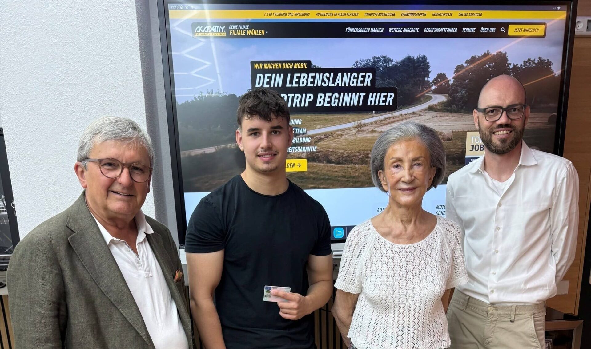 fuehrerschein-uebergabe-till-daehmcke-ci-traeger-01 Übergabe des Führerscheins an CI-Träger Till Dähmcke. Von links: Prof. Roland Laszig, Till Dähmcke, Brida Fiek und Dr. Ingo Reinke.